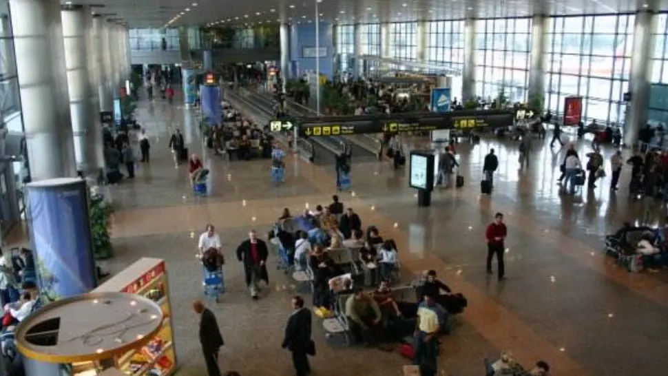 Un incendiu izbucnit pe acoperişul unui aeroport din Spania! Terminalul a fost evacuat