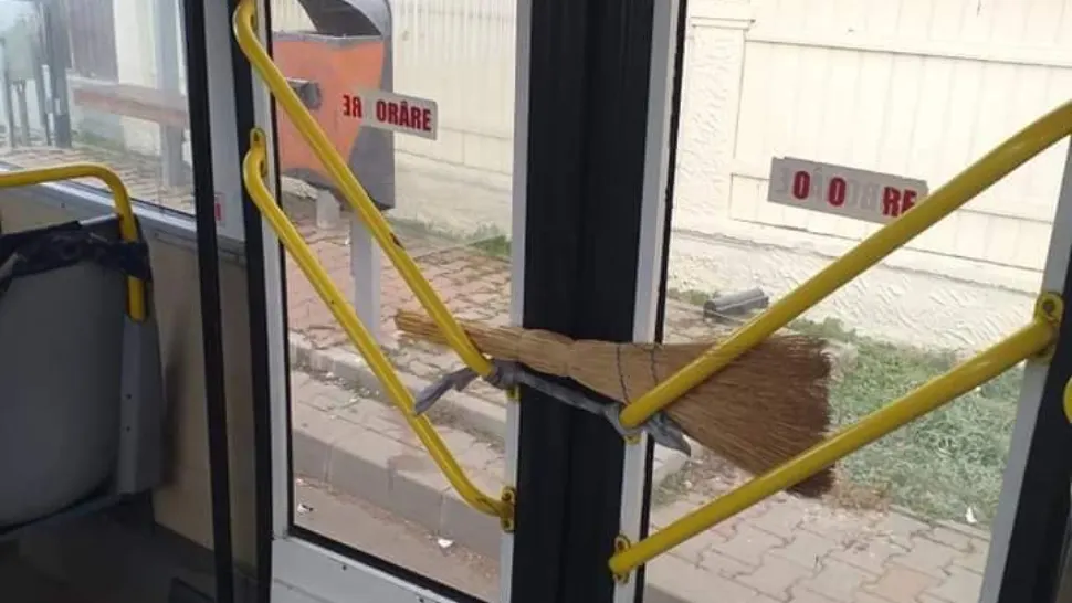 FOTO Soluție INEDITĂ de închidere a ușilor autobuzelor din Focșani: o coadă de mătură!