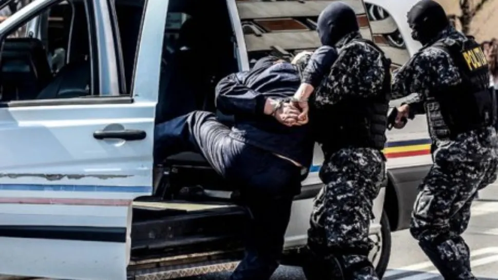 Percheziții la persoane suspectate de deținerea unor țigarete de contrabandă și articole pirotehnice