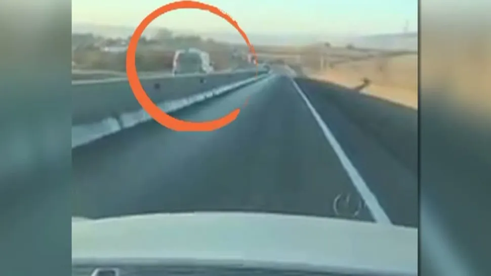 Cu duba pe contrasens, pe un drum cu separatoare din beton, în Brașov