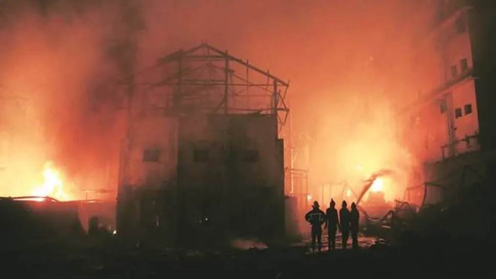  Explozie într-un cartier din Arad. Un bărbat a fost rănit, iar mai multe case au fost distruse