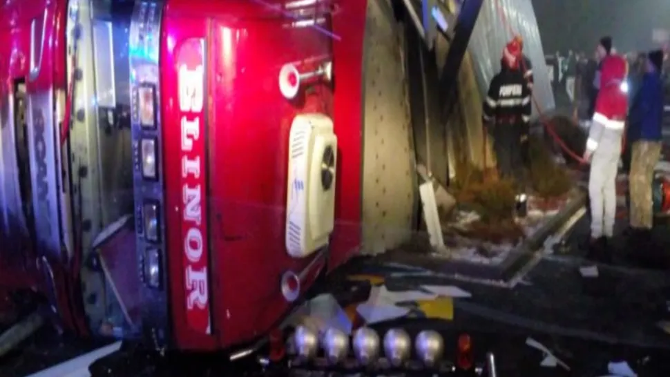 Grav accident în Cluj! Un autotren care transporta porci s-a răsturnat