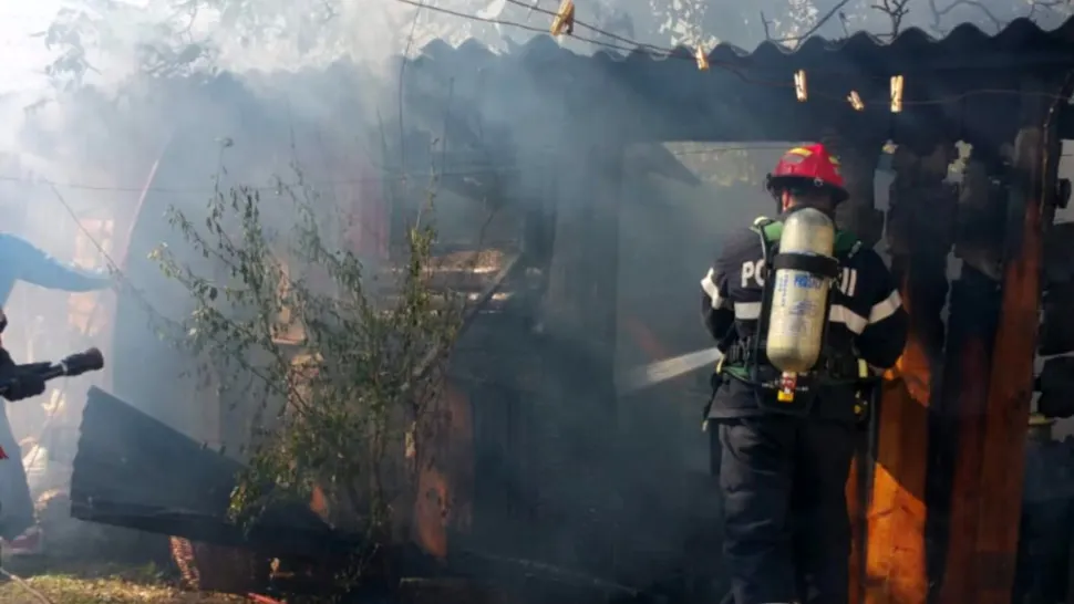 VIDEO O femeie a murit carbonizată după ce casa i-a luat foc