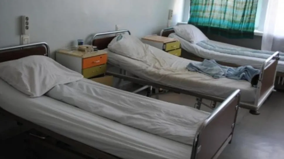 Revoltător! Bărbat târat pe hol și dat afară CU MĂTURA dintr-un spital din România 