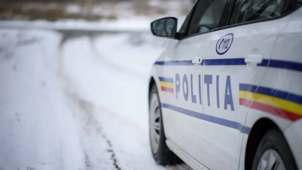Mașină de Poliție, intrată într-un cap de pod, din cauza poleiului