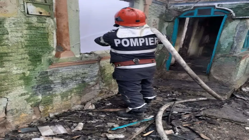 Trei frați au vrut să aprindă focul în sobă, dar au dat foc la casă
