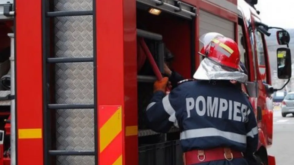 INCENDIU VIOLENT, într-un bloc din Bistrița: un mort, mai mulți răniți