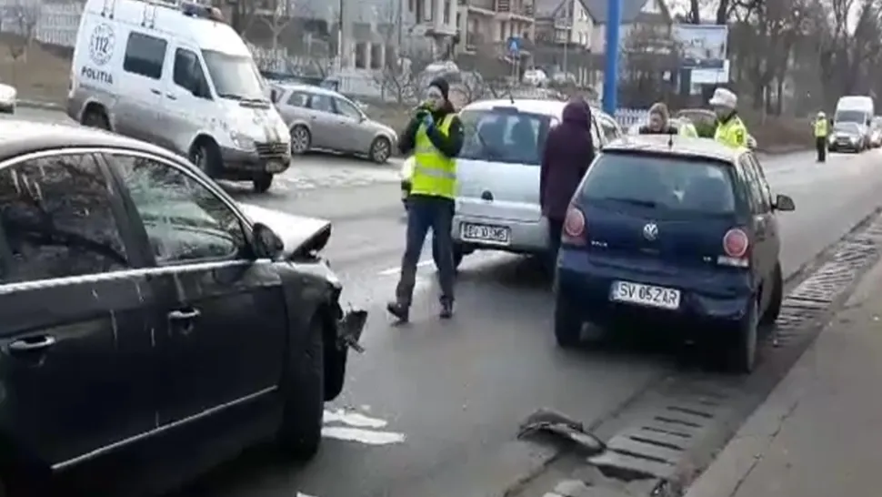 Accident în lanț, în Suceava: 2 victime, 4 mașini distruse