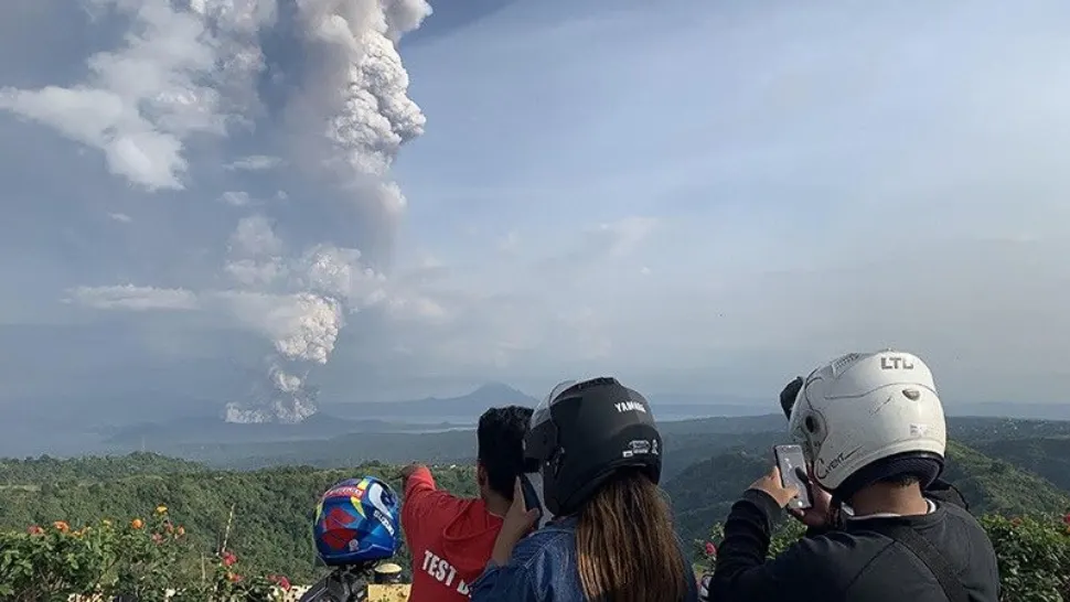 Risc de "tsunami vulcanic" după erupția unui vulcan în mijlocul unui lac, în Filipine
