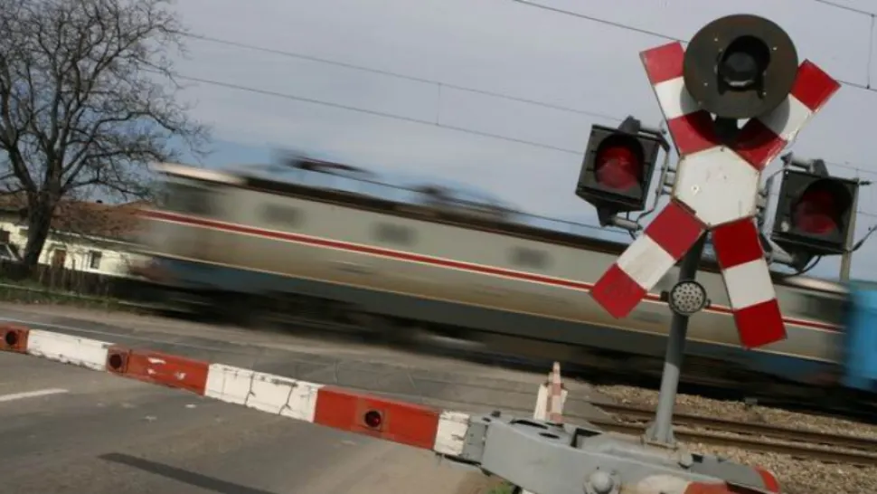 Accident feroviar în Maramureș - 2 victime după ce mașina le-a fost lovită de tren