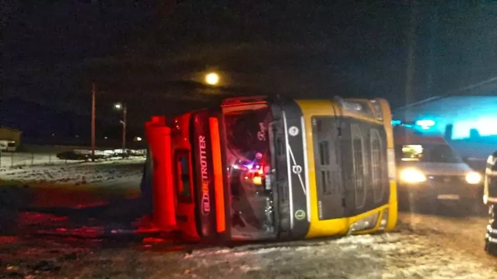 FOTO Gest impresionant al unui pompier: I-a oferit ghetele sale unui șofer rănit în accident 