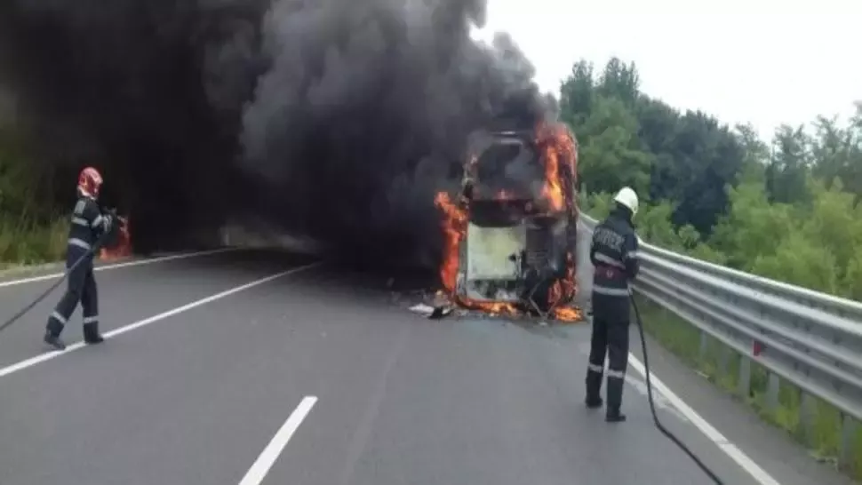 Autobuz plin cu pasageri, în flăcări, pe un drum intens circulat din țară