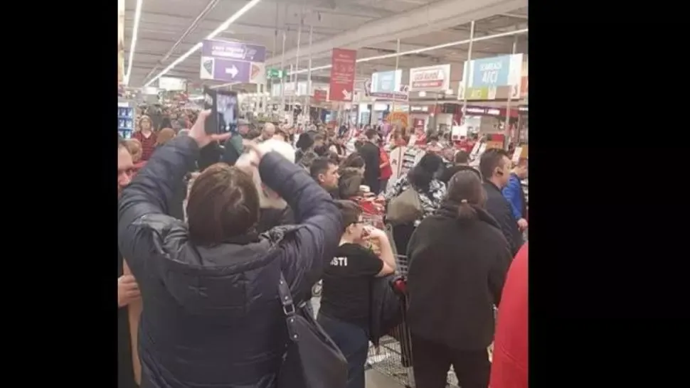 VIDEO și FOTO - Haos fără rost în magazine - Românii s-au bulucit la cumpărături, rafturi goale și cozi interminabile la casă