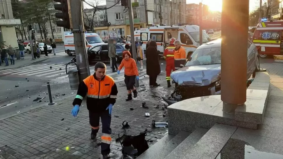 Panică la Baia Mare! Maşină proiectată pe trotuar, în pietoni: 6 victime