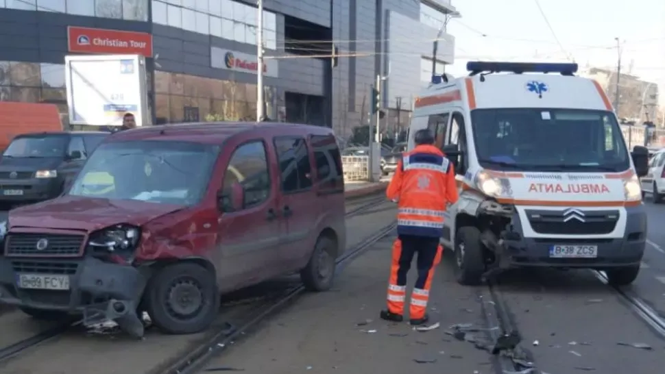 Ambulanță implicată într-un accident în sudul Capitalei. Circulația tramvaielor blocată