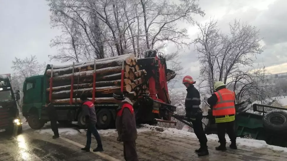 Probleme pe drumurile naționale din Bistrița-Năsăud! Ninsorile abundente au dus la blocaje