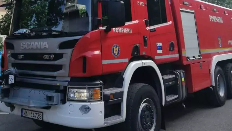 Explozie urmată de incendiu, într-un bloc din Galați: 50 de persoane, evacuate