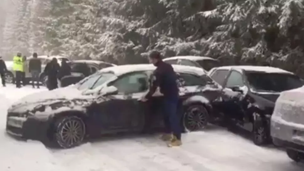 Drumul spre cota 1400 Sinaia a fost închis. 20 de mașini blocate 