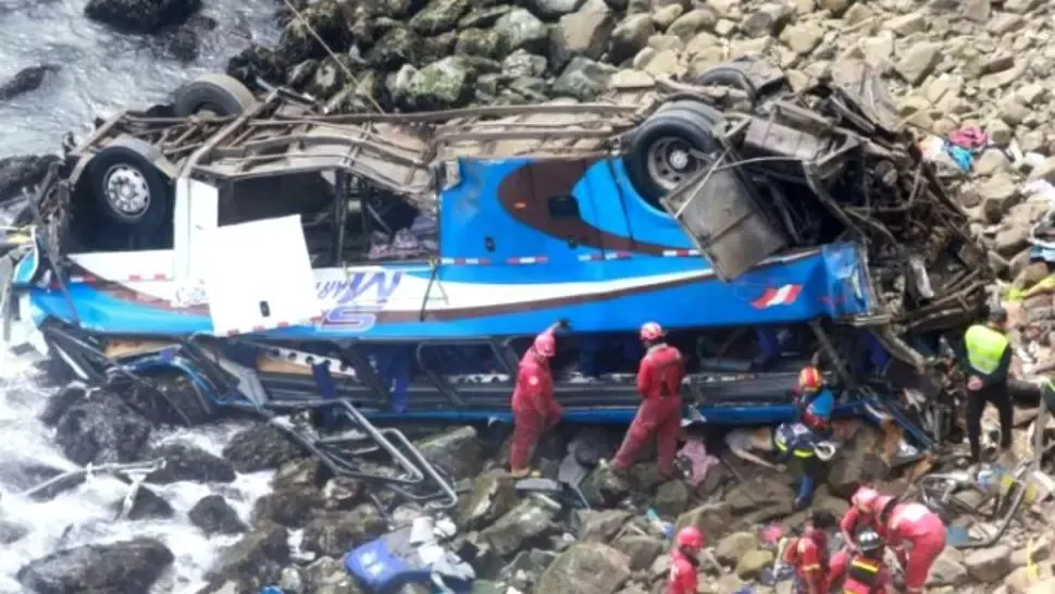 7 morti - Autocarul unei echipe de fotbal a cazut intr-o prapastie