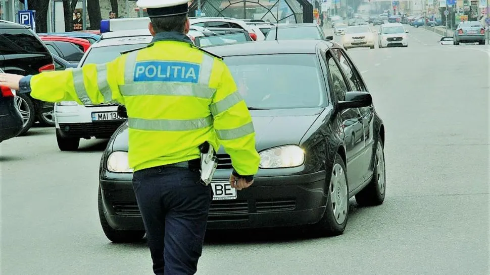 Un șofer demn de „așa nu!”. S-a urcat la volan beat, drogat și fără permis. S-a oprit cu mașina într-un parapet