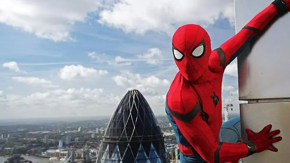 FOTO Un indonezian adună gunoaiele de pe plaje, deghizat în Spider-Man 