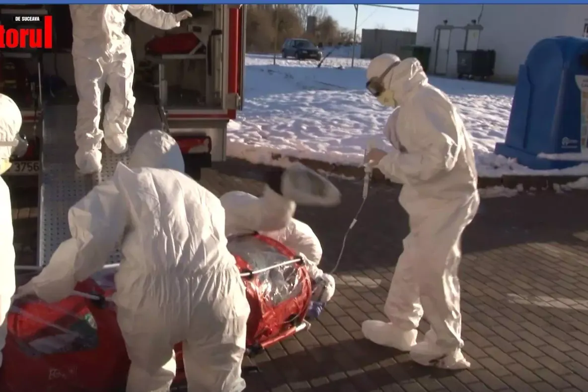 VIDEO - Pacienta cu simptome de coronavirus, scapata de pe targa pe jos. Imagini socante
