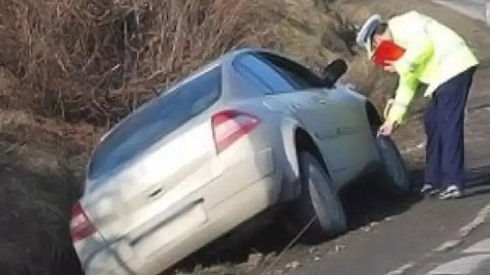 Sub influenţa alcoolului, a ajuns cu maşina în şanţ