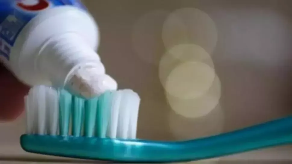Ce se întâmplă dacă înghiţi pastă de dinţi? Este mai rău decât îţi imaginai