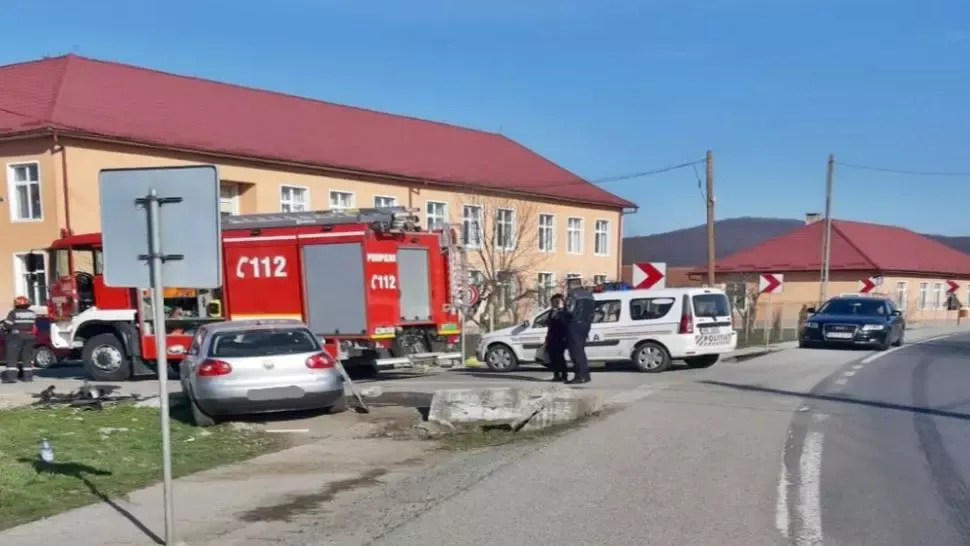 Un autoturism s-a lovit de un pod. Șoferul, grav rănit