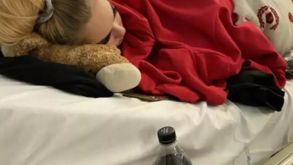 Povestea tulburătoare a copilei de 16 ani prinsă în corpul unei bătrâne de 80. O boală cumplită îi macină trupul
