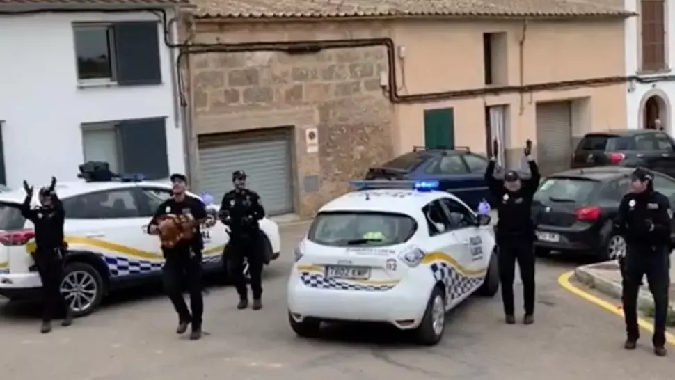 Coronavirus. MESAJ VIRAL Polițiștii spanioli cântă și dansează pentru cei izolați în case