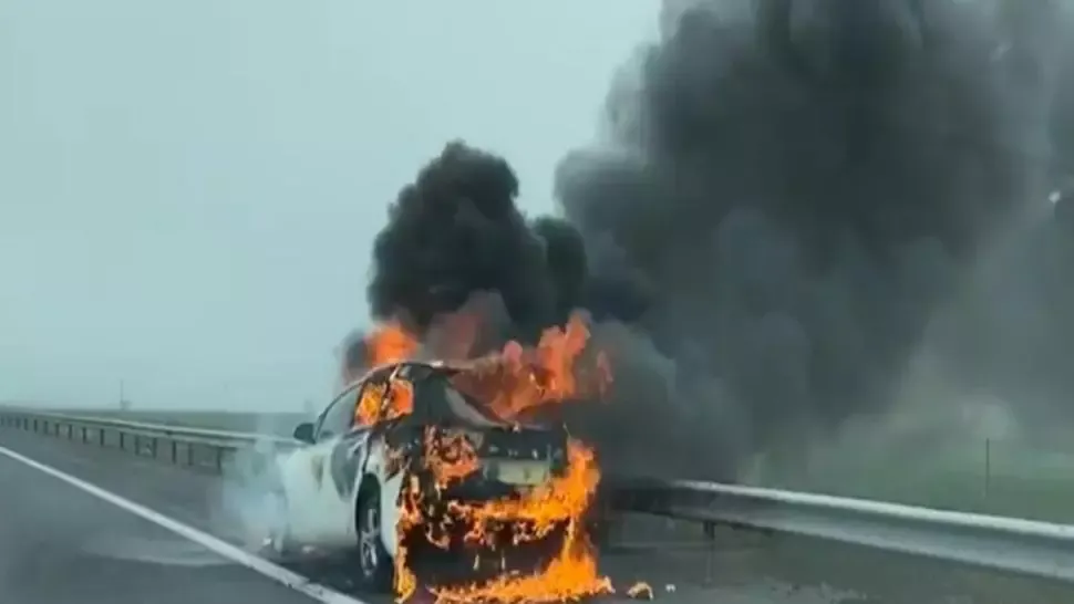 Mașină în flăcări, pe Autostrada Soarelui. Nouă pompieri au intervenit la fața locului