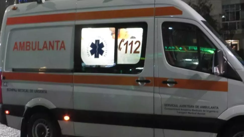 Coliziune între un tir și un autoturism, două persoane au rămas incarcerate