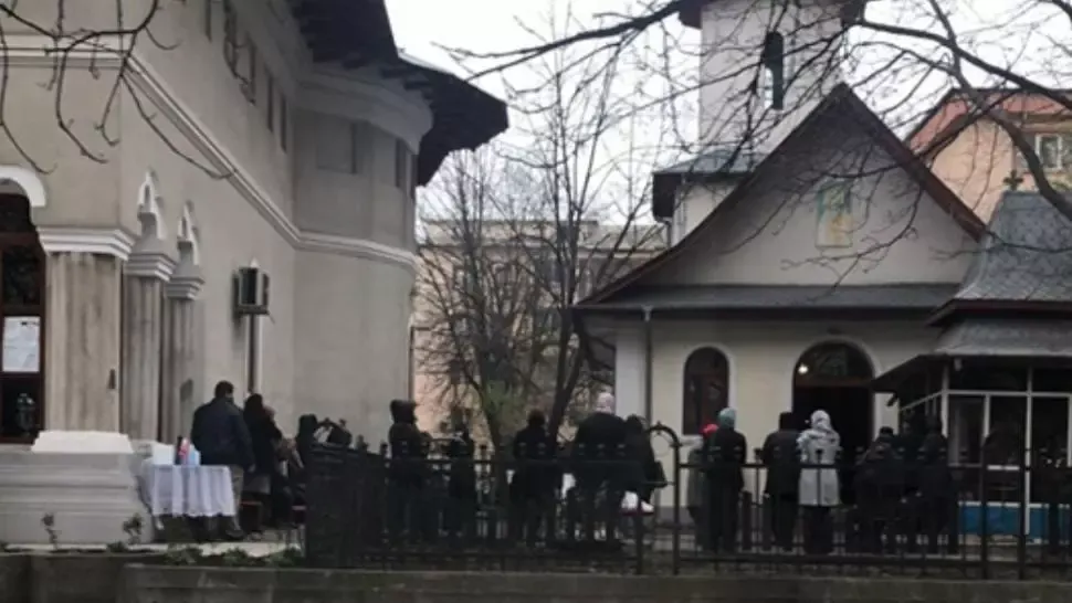 Bisericile și hipermarketurile, luate cu asalt de focșăneni, în această dimineață