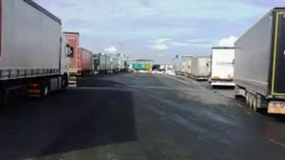 Sute de camioane la vama Nădlac II. Șoferii așteaptă câte 10 ore să intre în țară