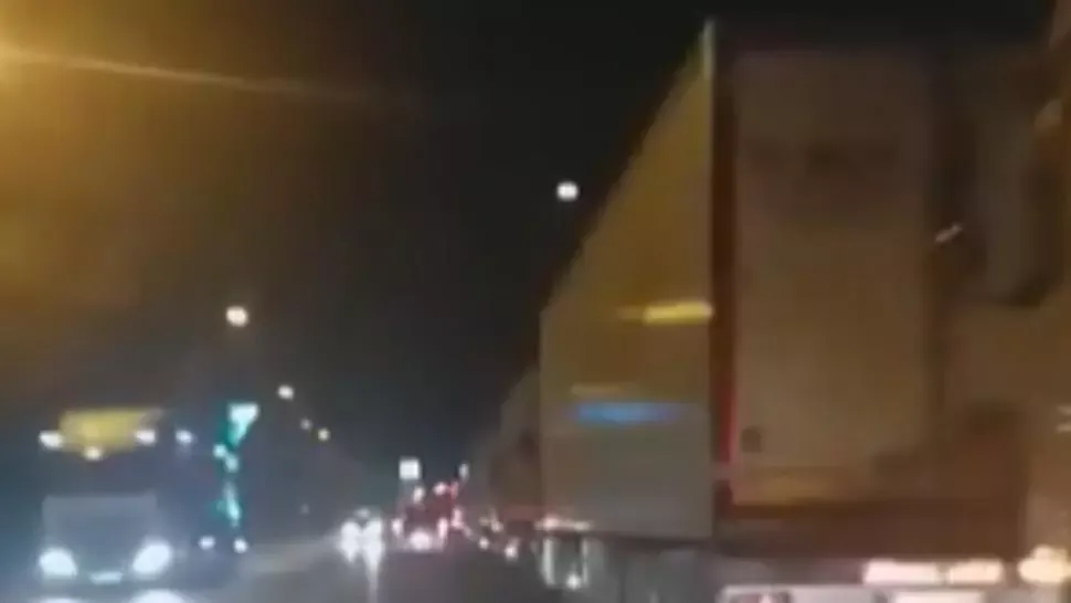 Zeci de tiruri, blocate la intrarea în orasul Giurgiu, după ce Bulgaria a declarat stare de urgență