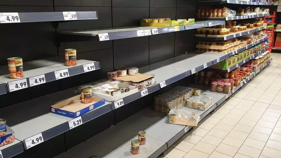 VIDEO | Prețuri duble la carnea de porc, de sărbători. Rafturi goale în magazinele alimentare