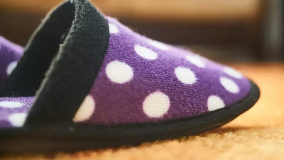 Motivul incredibil pentru care NU trebuie să umbli încălţat prin casă