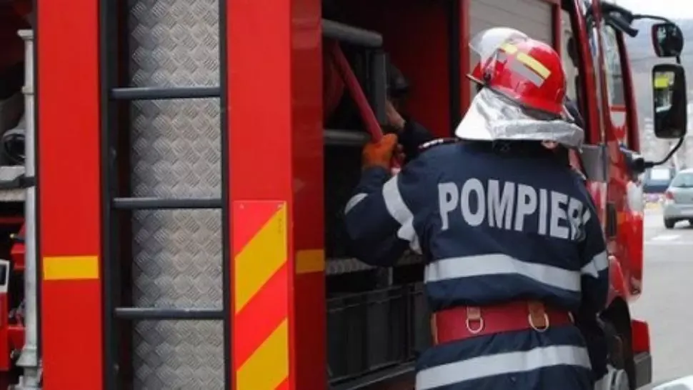 FOTO/ Mașină în flăcări, în Capitală. Martorii, speriați de explozie