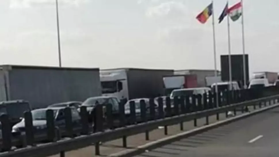 Nădlac: Persoanele care ies din vamă pe jos vor fi transportate la gară cu o dubă tractată de un tractor 