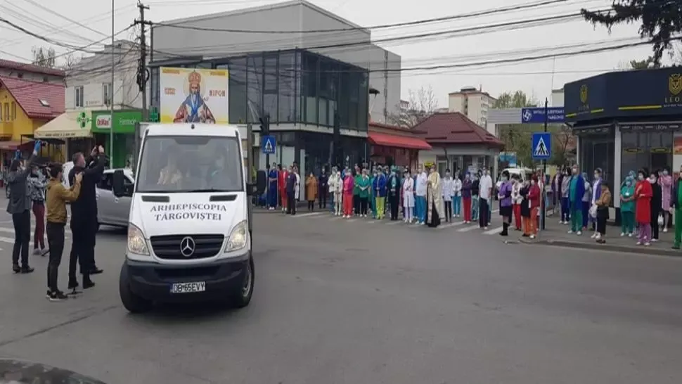  INCREDIBIL. O procesiune religioasă din Târgoviște a adunat laolaltă zeci de cadre medicale din oraș 