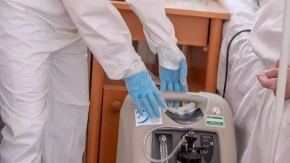 Încă un spital focar COVID-19, în România: zeci de cadre medicale, infectate. Un brancardier a murit