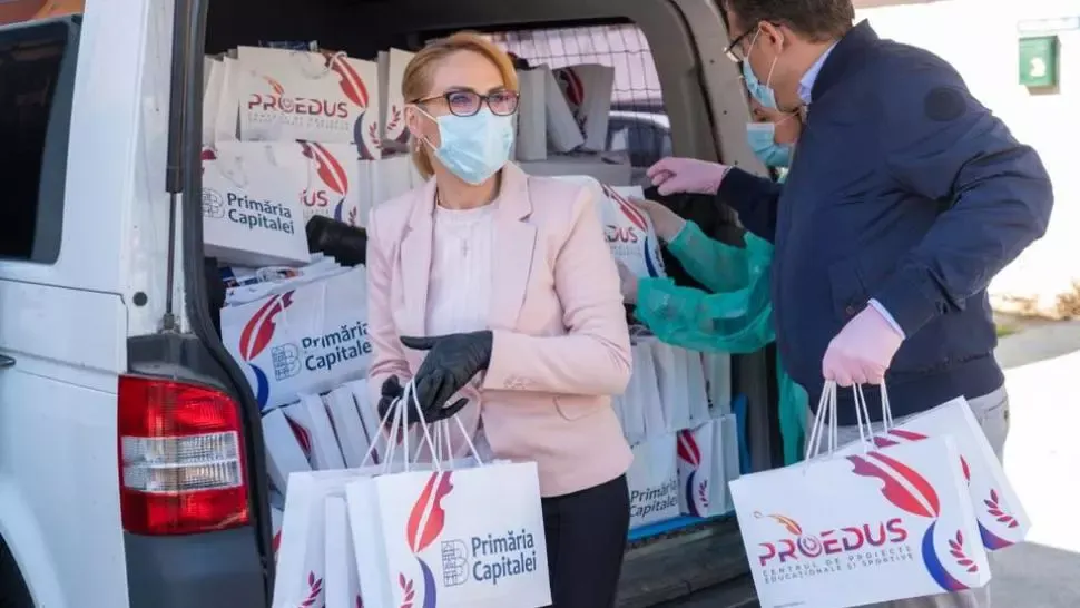 Gabriela Firea, 400 de tablete pentru copiii din București