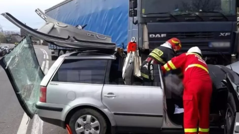 Impact nimicitor între un TIR și un autoturism, în jud. Suceava: o victimă