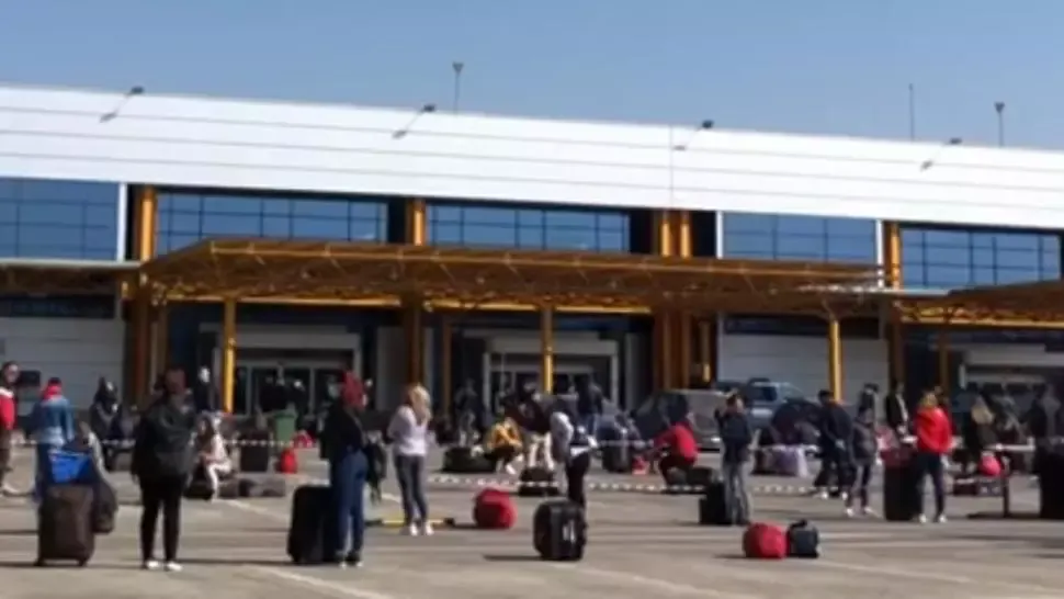 VIDEO A doua zi de HAOS pe aeroporturile din țară. Sute de români, BLOCAȚI la sol. Cursele spre Germania, RELUATE