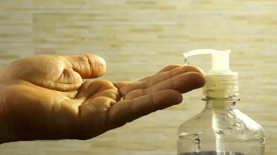 COVID-19: Un cunoscut producător de gel antibacterial susține cu fermitate că dezinfectantul  NU trebuie ingerat 