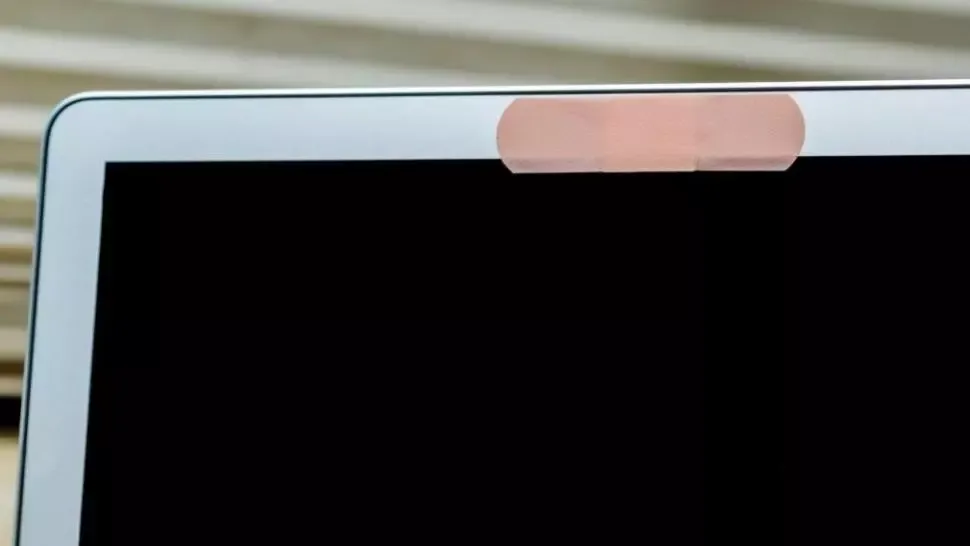 Lipiţi ceva peste CAMERELE VIDEO de la laptop, tabletă sau smartphone! Iată motivele
