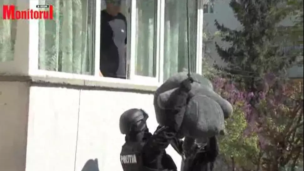VIDEO/ SURPRIZA pentru un copil de 7 ani, din Suceava: luptatorii SIAS i-au cantat "La multi ani" la balcon si i-au adus si un cadou 