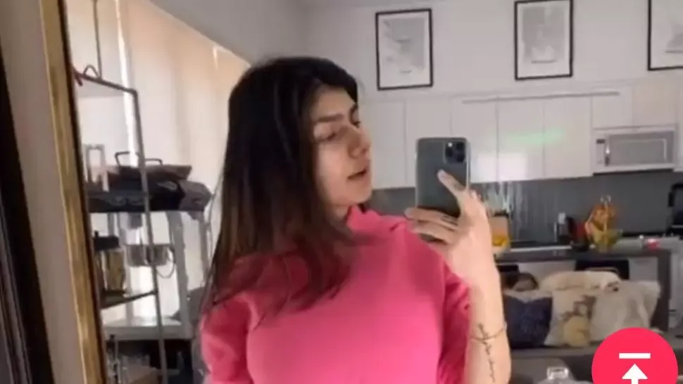 Mia Khalifa și-a încântat fanii, din auto-izolare: Și-a dat jos halatul și...a filmat totul. Noi clipuri publicate