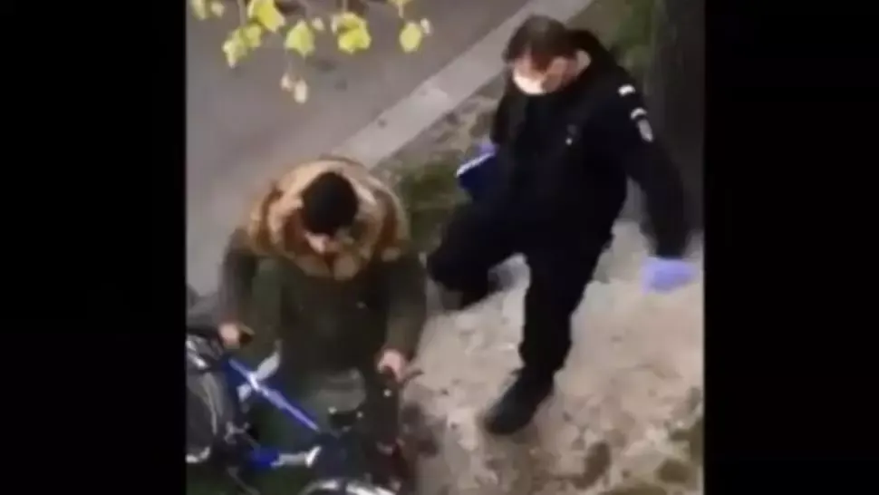Jandarm filmat când lovește cu piciorul un tânăr, după ce îi verifică actele 